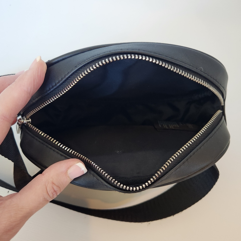 Black fanny pack with adjustable strap - Picture 6 of 7